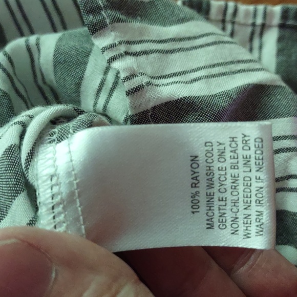 Heroes and dreamers 100% rayon v neck front tie flowing top sz m - Picture 4 of 5